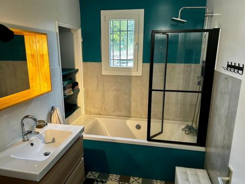 une salle de bain avec une baignoire, un lavabo et une douche dans l'établissement Maison de Charme Sud Ardèche, à Vallon-Pont-dʼArc