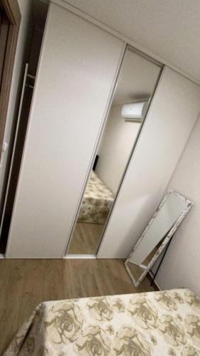 - un miroir sur le mur d'une chambre avec un lit dans l'établissement Les Almadies, à Nice