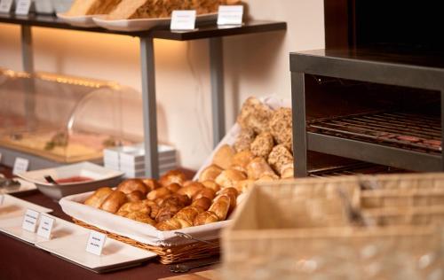 Una exhibición de panes y pasteles en una panadería. en Monjas del Carmen Hotel, en Granada
