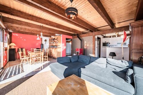 a living room with a blue couch and a table at Chalet Châtel - calme et spacieux in Châtel