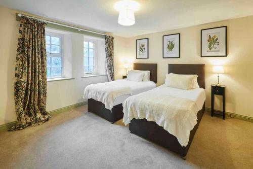 Un dormitorio con dos camas y una ventana. en Host & Stay - St Mary's Riverside, en Whitby