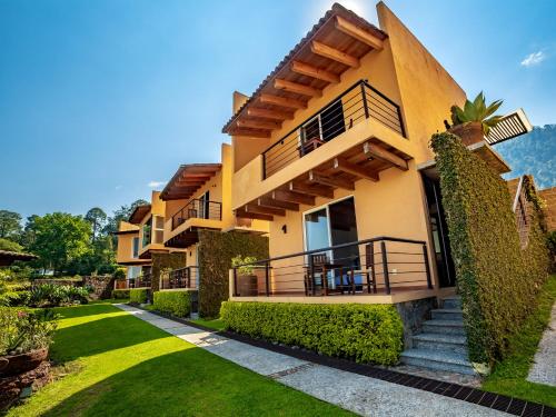 a villa with a garden and stairs leading to it at Hotel Campestre, Valle de Bravo in Valle de Bravo