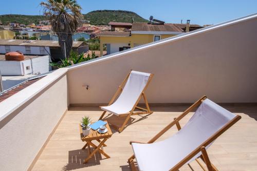 two chairs and a table on a balcony at Eos affittacamere in Castelsardo