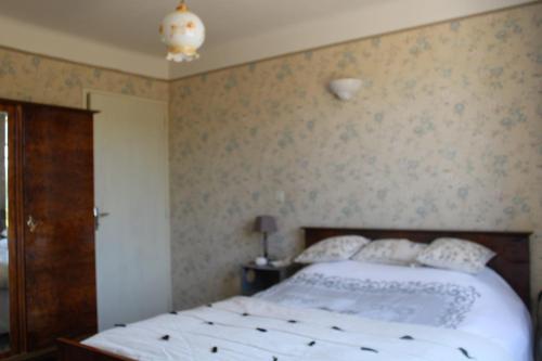 une chambre avec un lit et un mur dans l'établissement Gite viticole, à Mollans-sur-Ouvèze