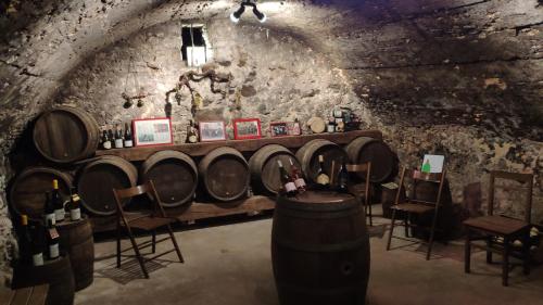 une chambre avec un bouquet de tonneaux de vin dans une grotte dans l'établissement Location maison de vacances Sancerre, à Sancerre