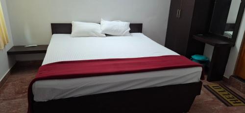 Postel nebo postele na pokoji v ubytování Monisha Residency Tiruvannamalai