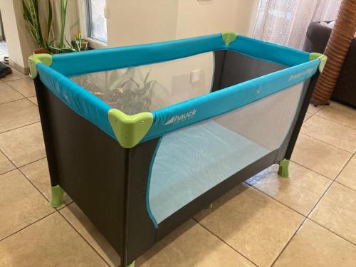 a fish tank with a blue top and green legs at Tiszaháló Apartman Ház in Kisköre