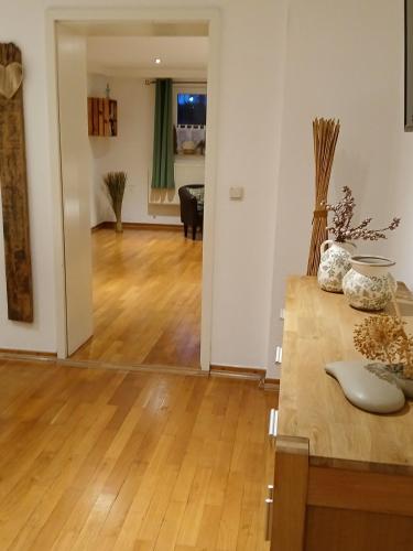 TV a/nebo společenská místnost v ubytování Ferienwohnung An der Wublitz