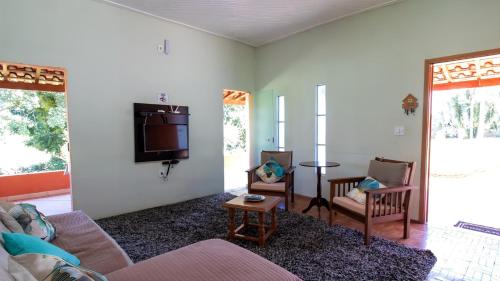 Un lugar para sentarse en Chacara com piscina, area gourmet equipada e Wi-Fi