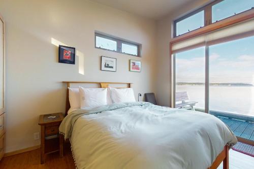 a bedroom with a bed with a view of the water at Wonder House in Coveland