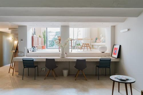 une cuisine avec un comptoir, des chaises et une table dans l'établissement Maison CHALIOT Hosts & Events, à Marseille