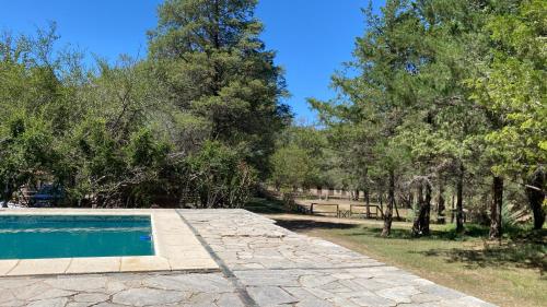 una piscina in un cortile alberato di Campo la Sierra - El rincón alemán en San Luis a Volcán