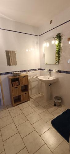une salle de bain avec un lavabo et un miroir dans l'établissement Gîte Les Oliviers avec piscine Mas de St Jean Ventoux, à Saint-Romain-en-Viennois
