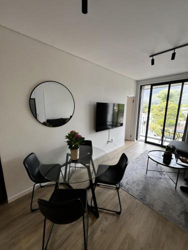 Una televisión o centro de entretenimiento en 2 or 1 Bed Luxury Flat - George Mountain View with Pool