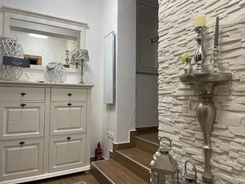 Un baño con lavabo y pared de piedra. en Apartman SeaShell, en Primošten