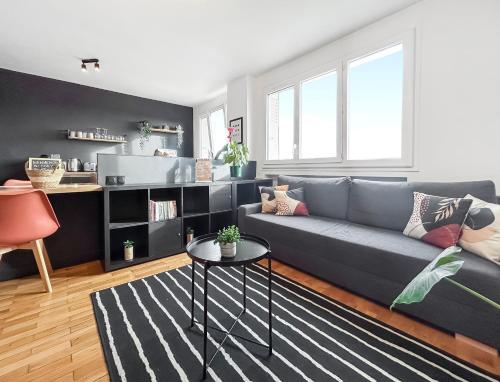 un salon avec un canapé et une table dans l'établissement Cozy flat balcony panoramic view 5m metro B, à Oullins