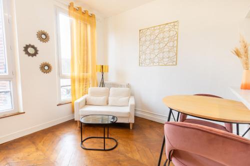 un salon avec une table et une chaise dans l'établissement Le Solaire - Somptueux T2 à 2 pas du centre, à Évreux