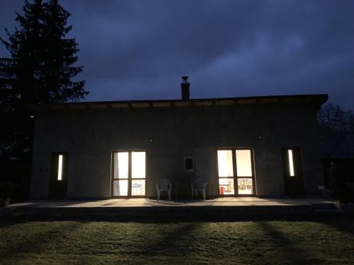 a building with two windows and two chairs at night at Venkovský odpočinek in Hroznětín