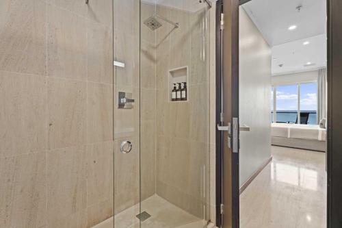 una doccia con una porta in vetro in un bagno di Beach View - Seascape Retreat 2BR condo - LV605 a Palm Beach