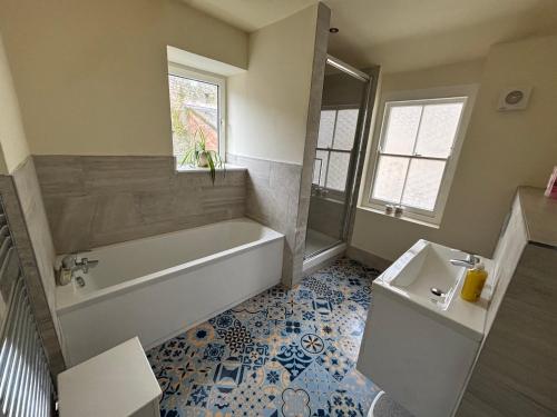 Ένα μπάνιο στο Tenby Victorian Villa with parking, pets allowed