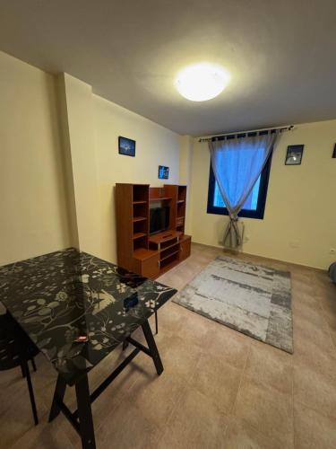 a living room with a table and a television at Precioso apartamento en San Isidro , ski , snow in San Isidro