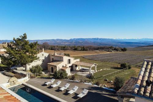 une vue aérienne d'une villa avec piscine dans l'établissement Large property for rent in Provence Lavande et Merveilles, à Saint-Saturnin-lès-Apt