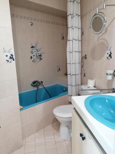 une salle de bain avec une baignoire, des toilettes et un lavabo dans l'établissement Bas de Villa VUE PANORAMIQUE, à Vallauris