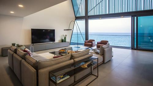 Algarve Villa for Contemporary Design & Sea Views