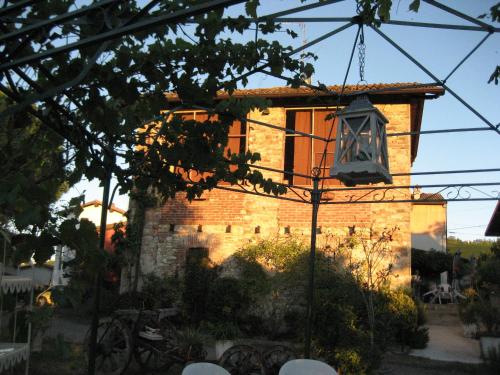 a small brick building with a light hanging from it at La casa tra i vigneti in Montecalvo Versiggia