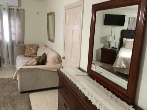 TV o dispositivi per l'intrattenimento presso Hills Royale Villa -Ironshore Montego Bay