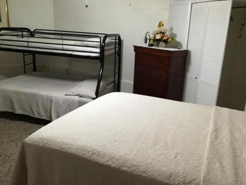 Letto o letti in una camera di Hills Royale Villa -Ironshore Montego Bay