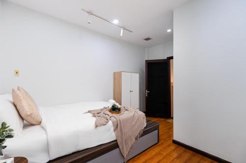 a white living room with a white couch at NEW Premium 5BRs 4WC local house centre town in Ho Chi Minh City