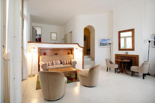 un salon avec un canapé, une table et des chaises dans l'établissement Apt sur quai avec extérieur et parking, à Sète