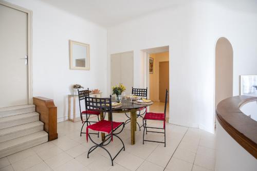 Posedenie v ubytovaní Apt spacieux avec jardin et parking