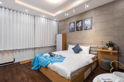 a bedroom with a large bed in a room at NEW Premium 5BRs 4WC local house centre town in Ho Chi Minh City