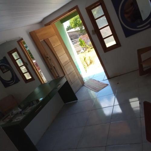 サン・ガブリエウにあるFelipeのリビングルーム(ドア、床付)の上から望めます。