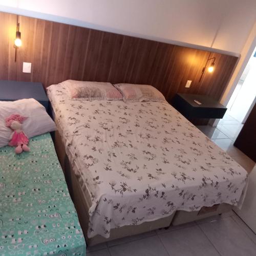 サン・ガブリエウにあるFelipeのテディベアのベッドがある寝室