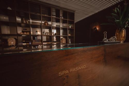 a bar at a restaurant with a counter at Hotel Fasano Sao Paulo in Sao Paulo