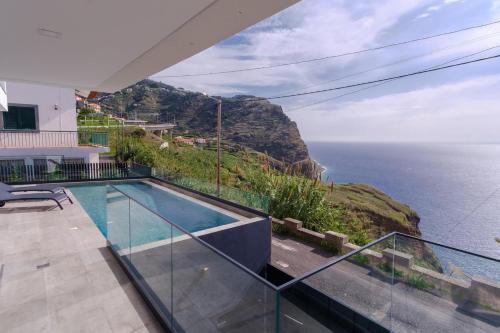 Willa z widokiem na ocean w obiekcie GuestReady - Madeiran oasis with ocean view w mieście Campanário