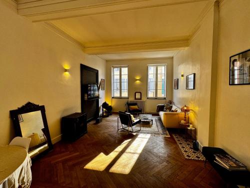 un salon avec un lit et un canapé dans l'établissement Dame Carcas, à Carcassonne