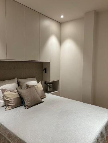 - une chambre avec un grand lit et des placards blancs dans l'établissement Cannes 1 bedroom apartment - M1, à Cannes