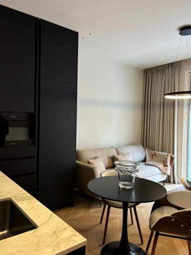 un salon avec un canapé et une table dans l'établissement Cannes 1 bedroom apartment - M1, à Cannes