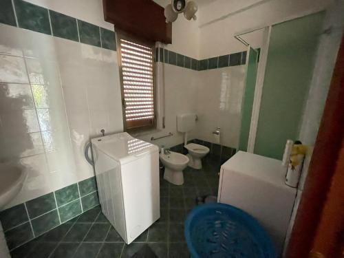 ein Badezimmer mit Toilette und Waschbecken in der Unterkunft APT Via Calabria 6da Francesca in Marina di Monasterace