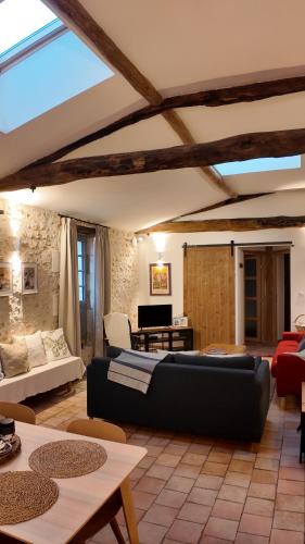 a living room with a black couch in a room at Repos à Ribérac B&B in Ribérac