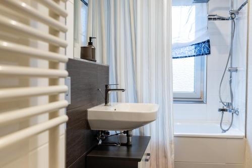 Koupelna v ubytování Moderne 4 Zimmer Wohnung vollausgestattet und Möbliert