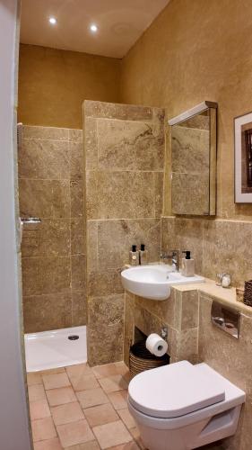 a bathroom with a toilet and a sink at Repos à Ribérac B&B in Ribérac
