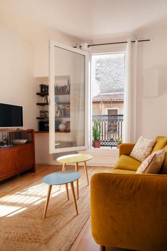 un salon avec un canapé et une table dans l'établissement Charmant Apt proche du parc Simone Veil, à Sète