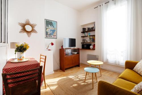 un salon avec un canapé et une table dans l'établissement Charmant Apt proche du parc Simone Veil, à Sète