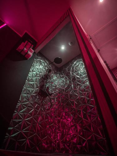 Cette chambre dispose d'un plafond et d'un éclairage rose et violet. dans l'établissement Shiny Cloud Love Room, à Limoux