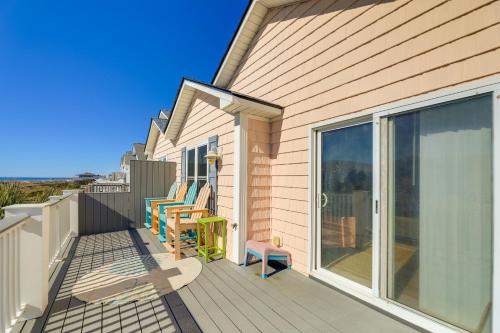 Un balcón o terraza de 2 Blocks to Shore Atlantic Beach Home with Views!